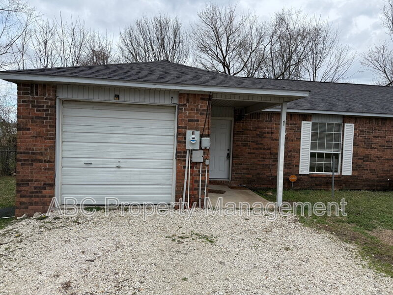 Prairie Grove House: 306 E Thurman St #1