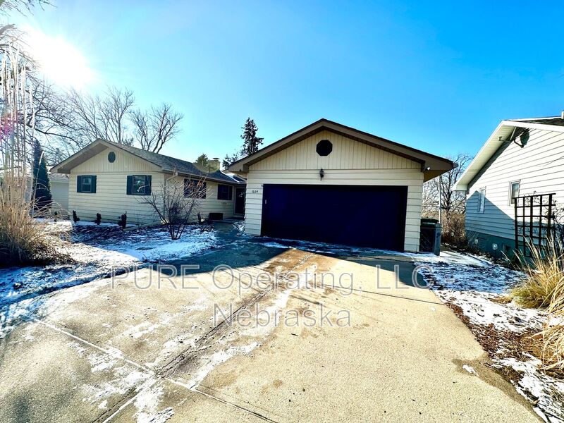 Omaha House: 1024 N 74th Ave