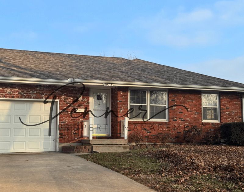 LEE'S SUMMIT House: 807 NE MAGELLAN AVE