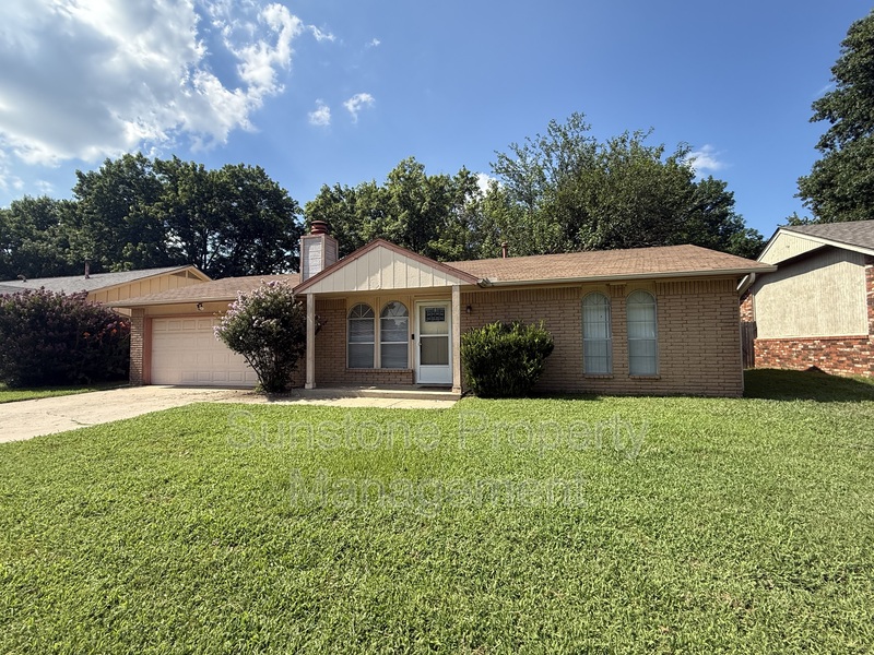 Broken Arrow House: 308 W Austin St