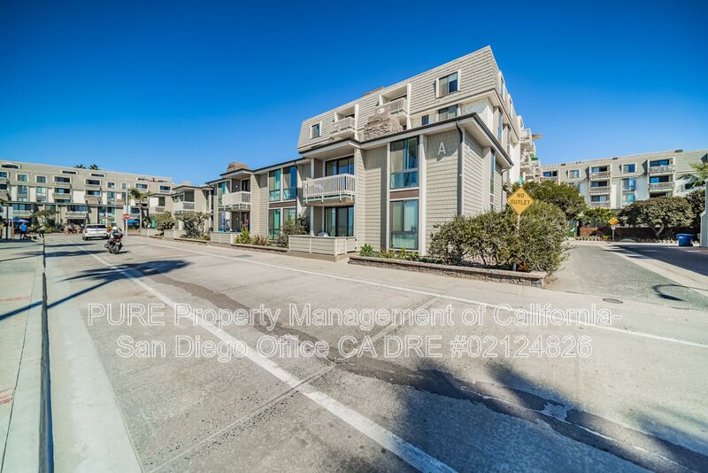 Oceanside House: 999 N Pacific St