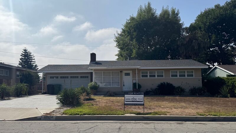 Glendora House: 19114 E Orangepath St