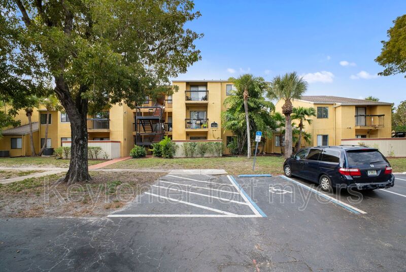 Fort Myers House: 2905 Winkler Ave