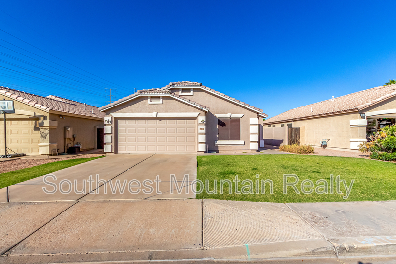 Gilbert House: 2016 E Catclaw St