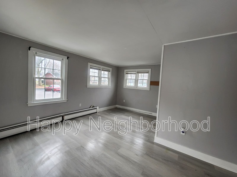 Plainville House: 46 Maple StreetUnit 3