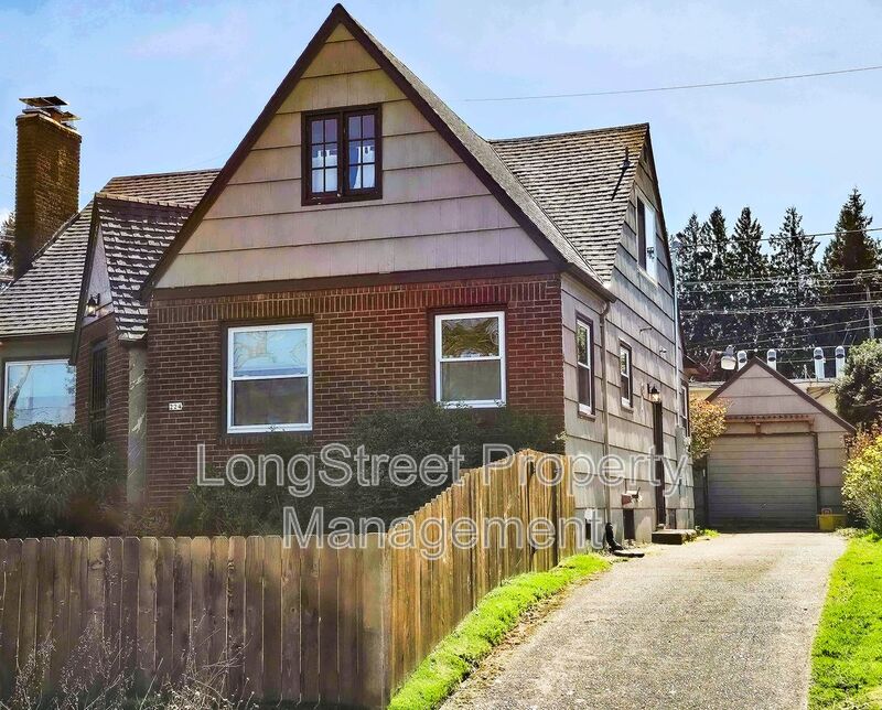 Portland House: 224 N Russet St