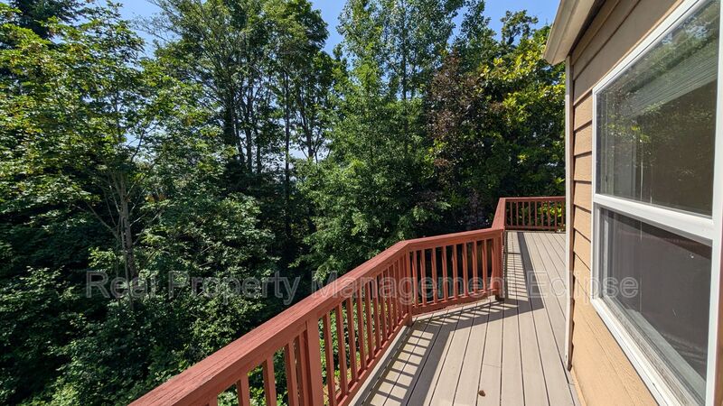 Kirkland House: 10253 NE 64th St