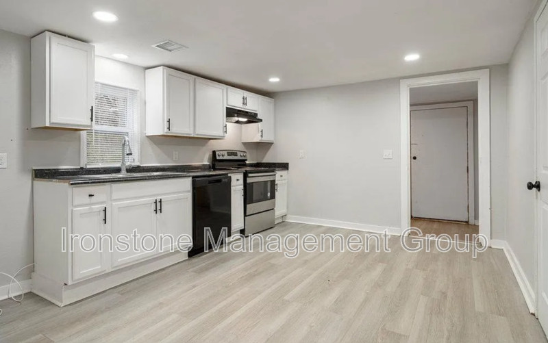 Sand Springs House: 1103 N Franklin Avenue West