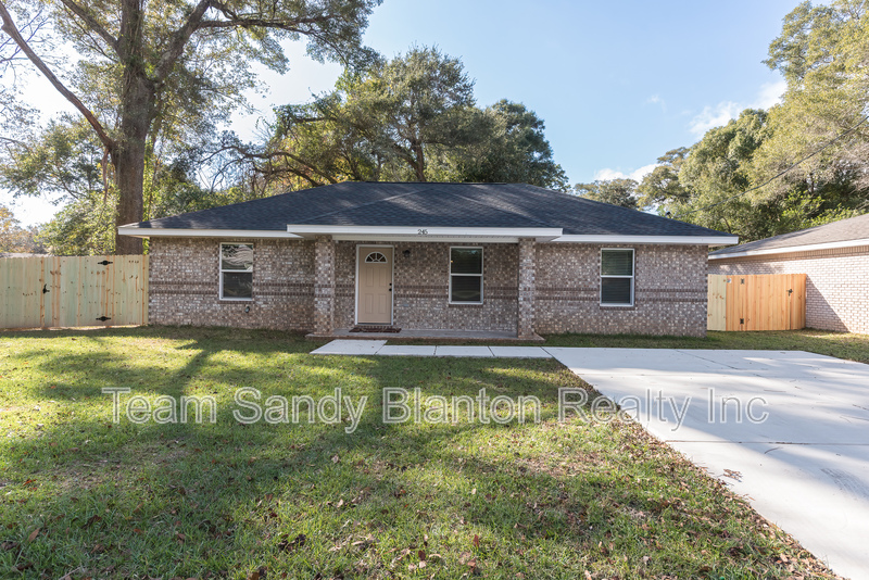 Pensacola House: 245 Cary Memorial Drive