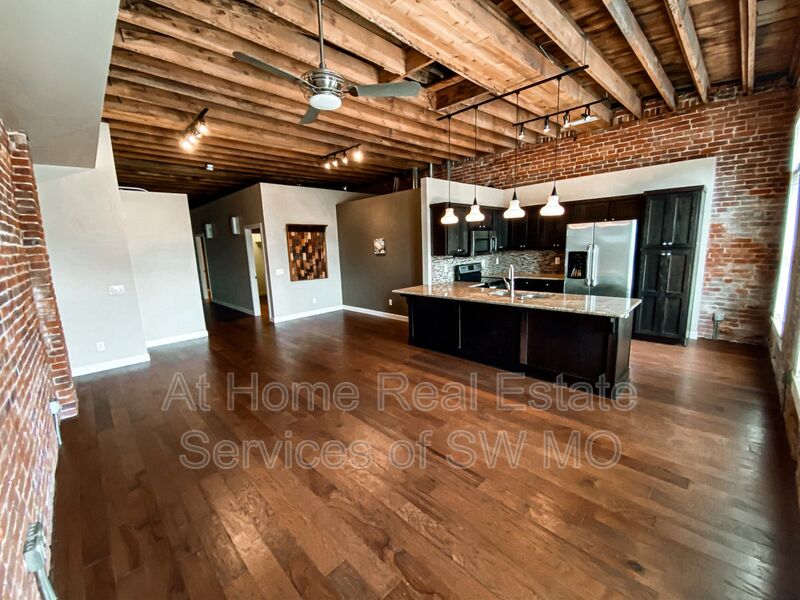 Springfield Condo: 412 South Ave