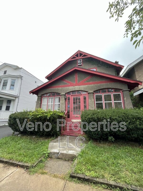 Albany House: 19 Kent St.