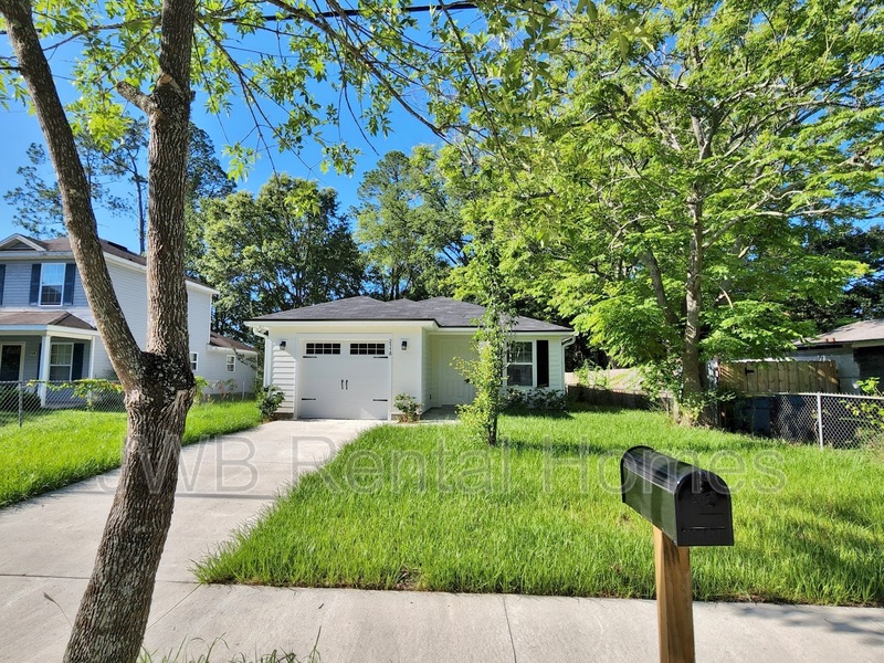 Jacksonville House: 2118 Talladega Rd