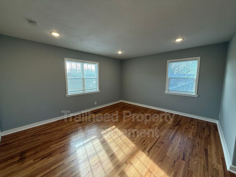 Kansas City House: 300 E Gregory