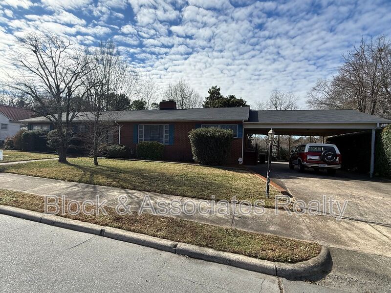 Asheboro House: 922 S Cox St