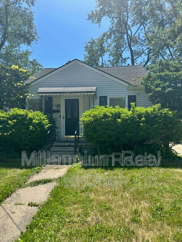 Pontiac House: 650 Lebaron Ave
