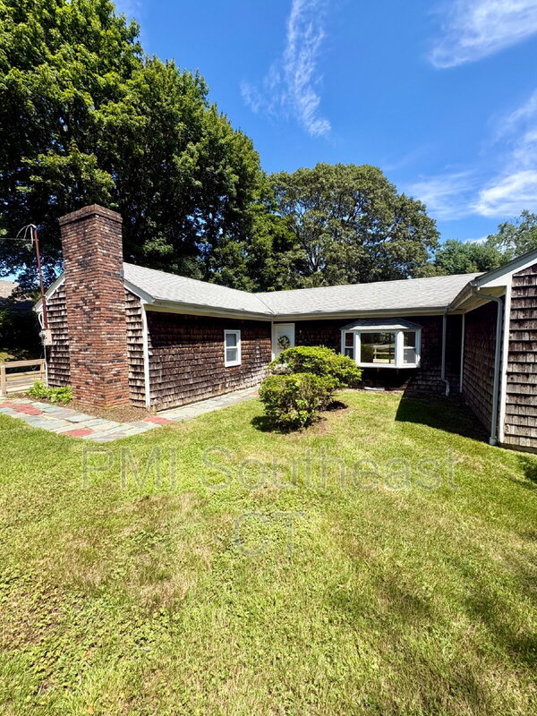 Mystic House: 226 Pequot Ave