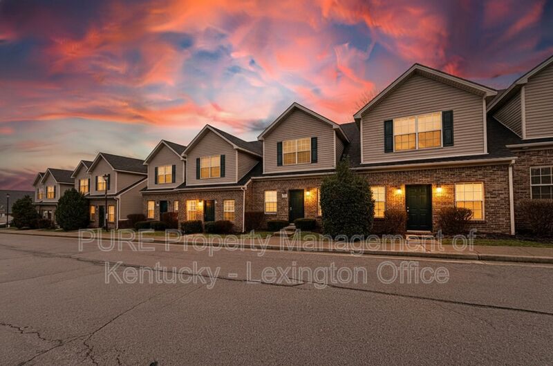 Lexington House: 1104 Oatlands Park