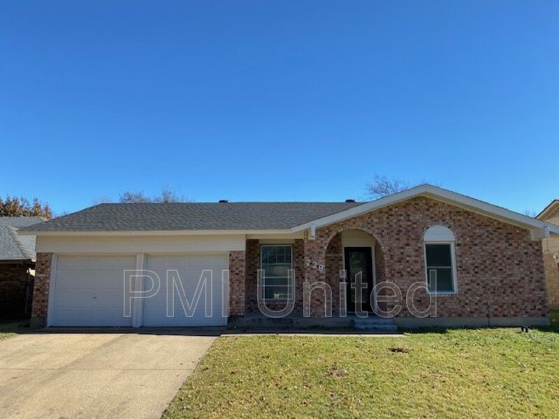 Cedar Hill House: 729 Lisa Ln
