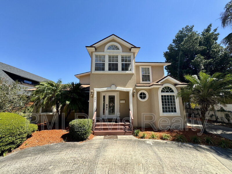 Green Cove Springs House: 734 Myrtle Avenue