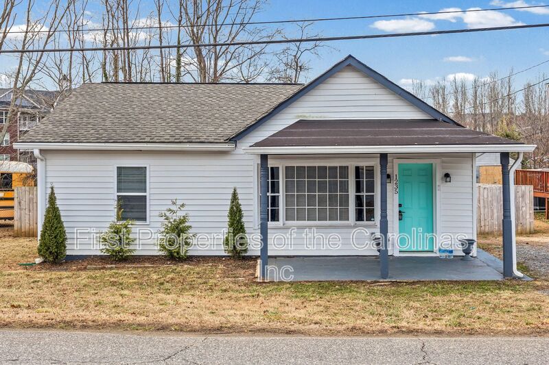 Gastonia House: 1235 Bradford Heights