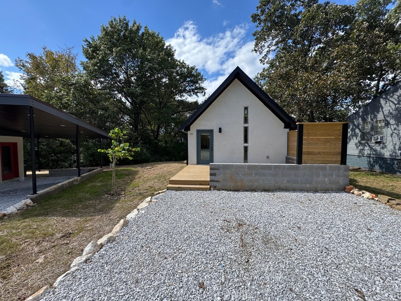Fayetteville House: 1111 A South Ray Avenue