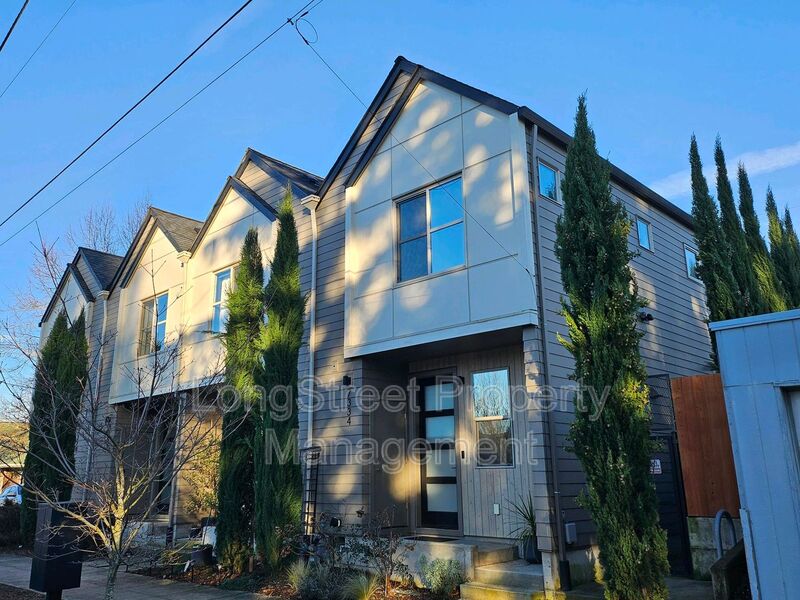 Portland House: 7334 N Curtis Ave