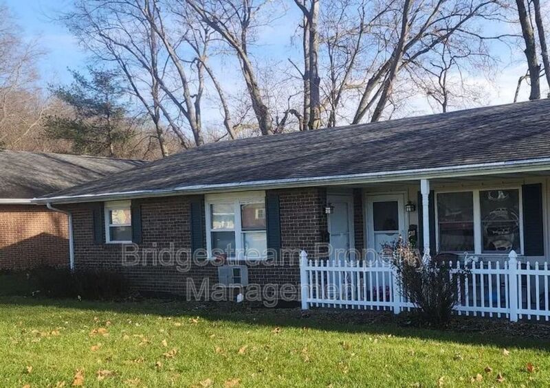 Germantown House: 48 Candlewood Ct