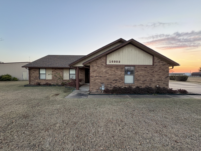 Owasso House: 16902 East 80th Street North