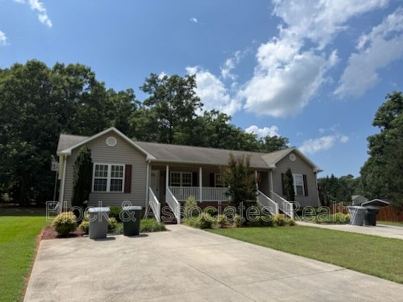 Asheboro House: 1716 Sunny Lane