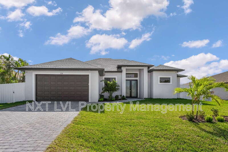 Cape Coral House: 318 SE 15th Ter