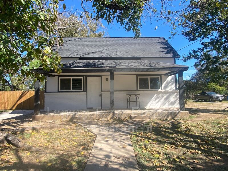 Cleburne Condo: 1113 S Walnut St