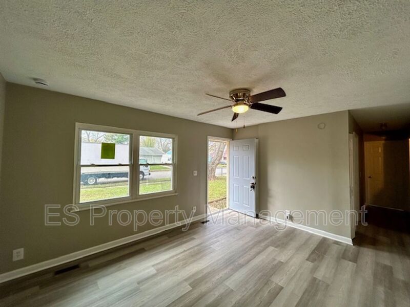 3 bedroom home near Lawrence - Photo 2