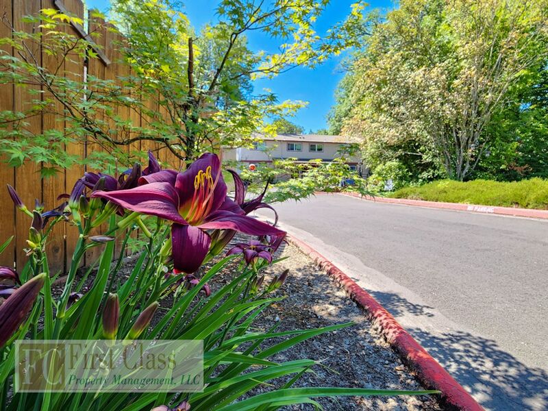 TIGARD Condo: 9555 SW HALL BLVD