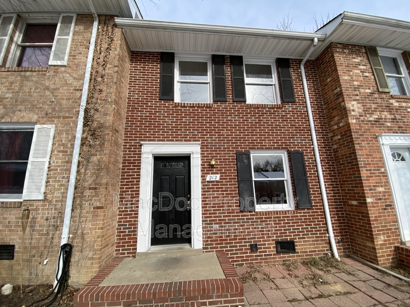 Fredericksburg Townhome: 212 Farrell Lane