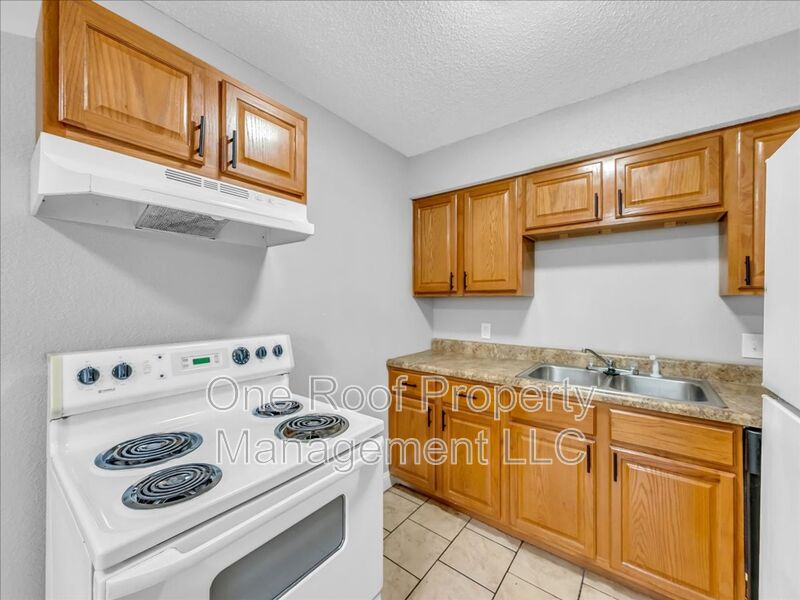 Harrisonville House: 2003 Chateau Dr E