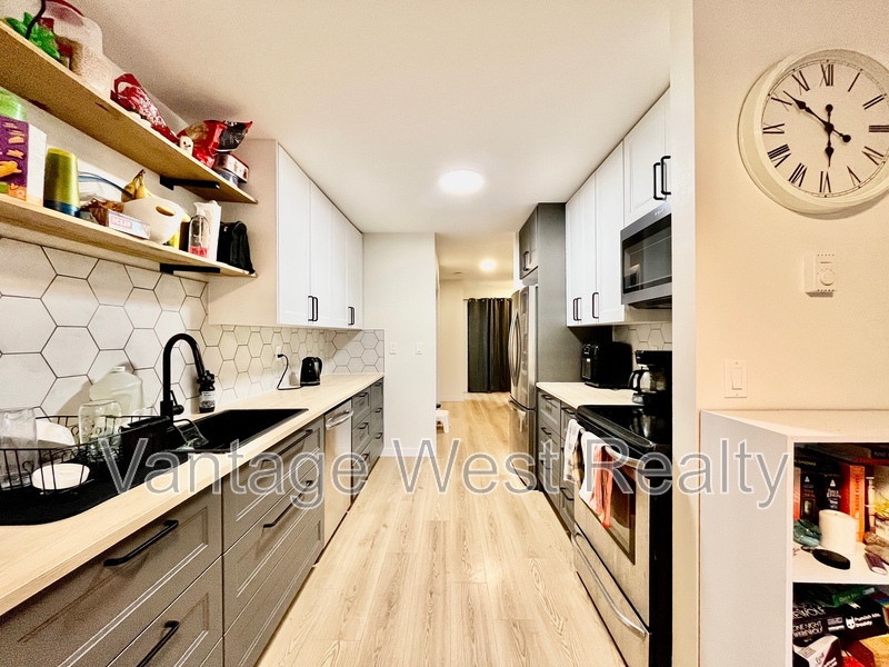 Kelowna Condo: 104-983 Bernard Ave