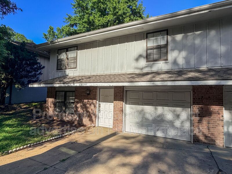 Blue Springs Townhome: 2527 NW 6th St