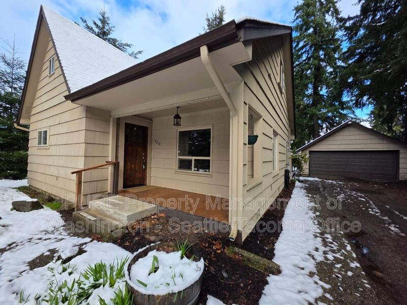 University Place House: 5215 53rd Street W