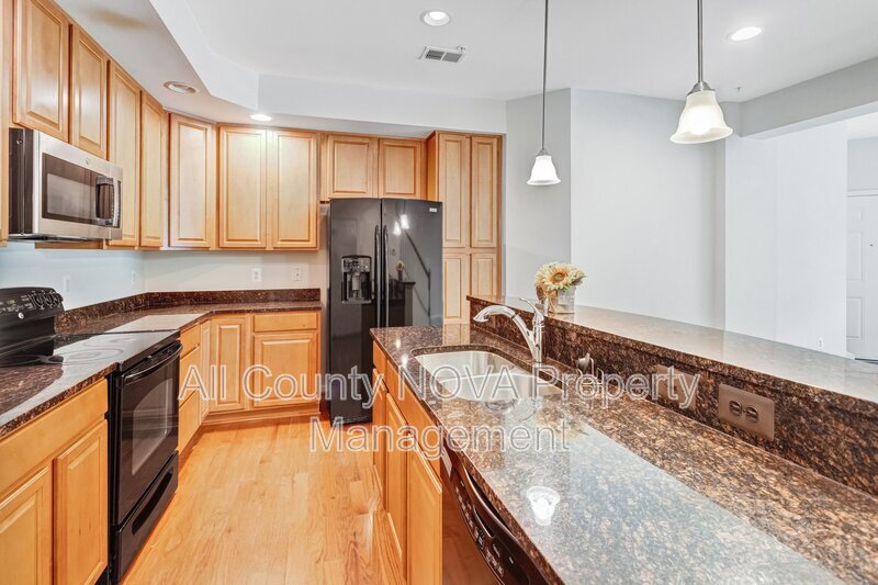 Woodbridge Townhome: 15072 Leicestershire St