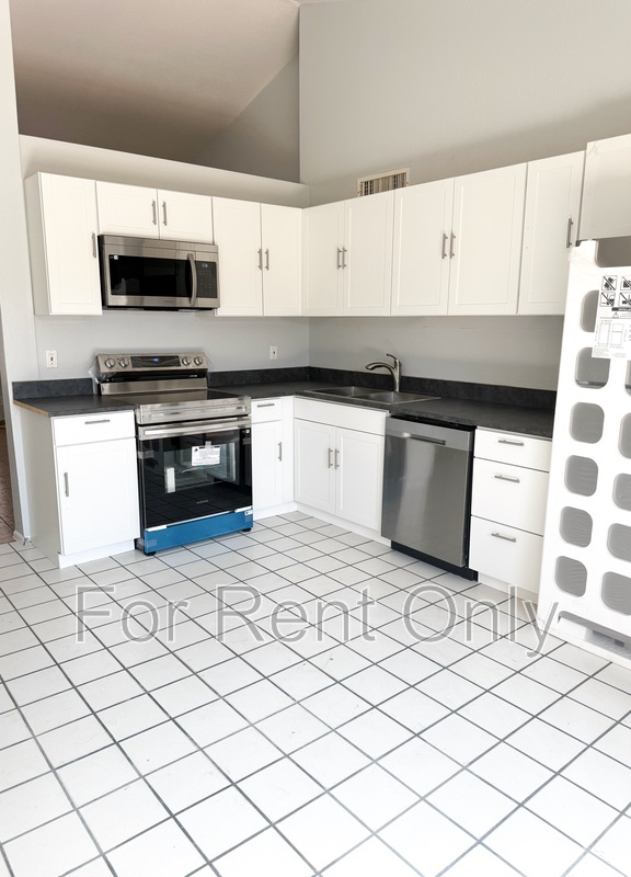Glendale House: 5960 W Oregon Ave