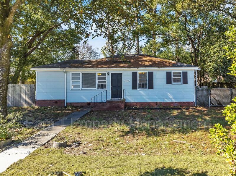 Savannah House: 2301 LaRoche Ave