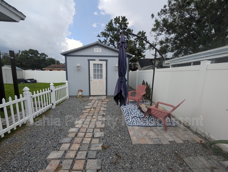 Tampa House: 1002 Kirkland Dr