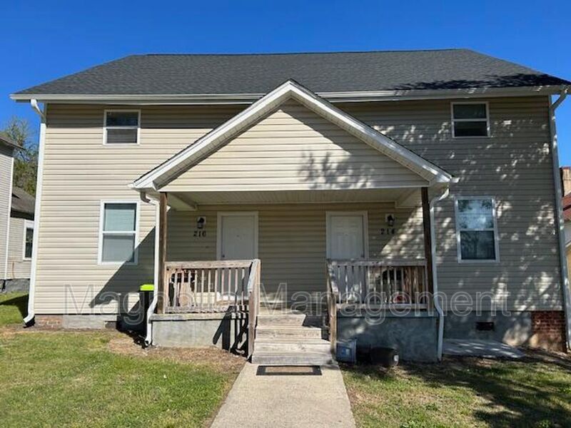 Henderson House: 216-B Walnut St.