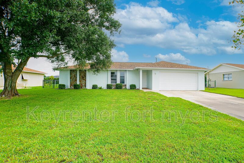 Cape Coral House: 911 SE 19th Street