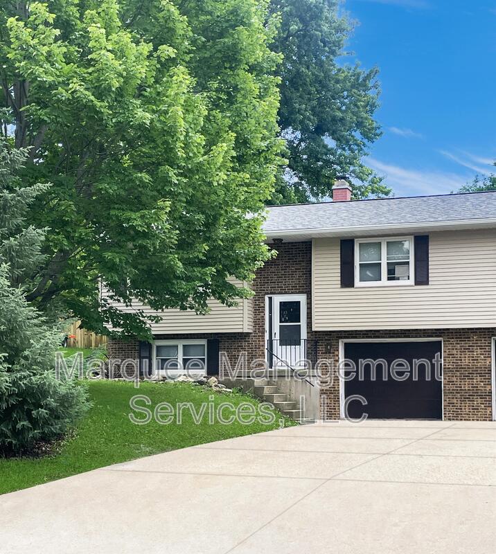 Cottage Grove Condo: 140A Woodview