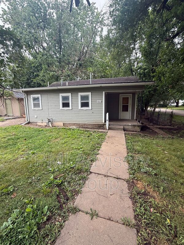 Topeka House: 1003 SE 26th St