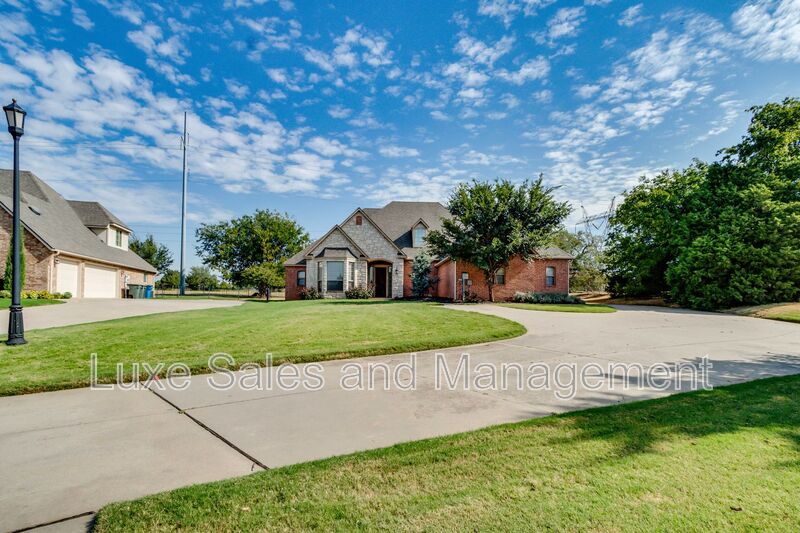 Edmond House: 3341 Heritage Green Circle