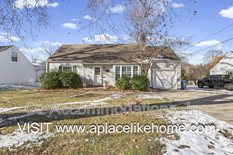 Prairie Village House: 7404 Village Dr