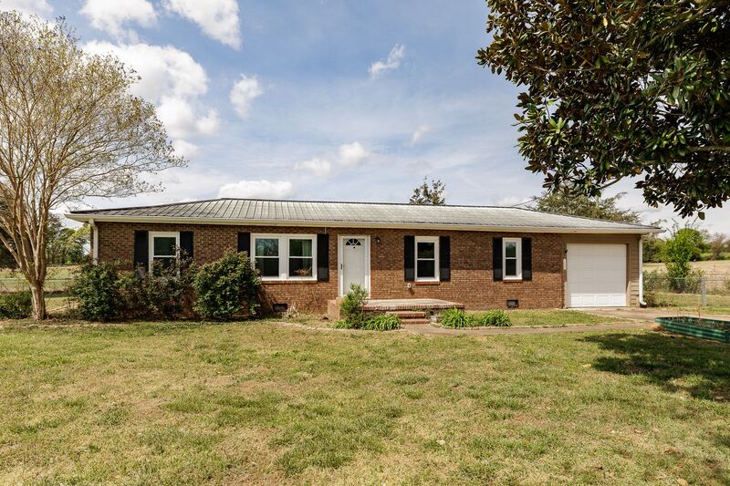 Danielsville House: 386 Sandy Creek Road