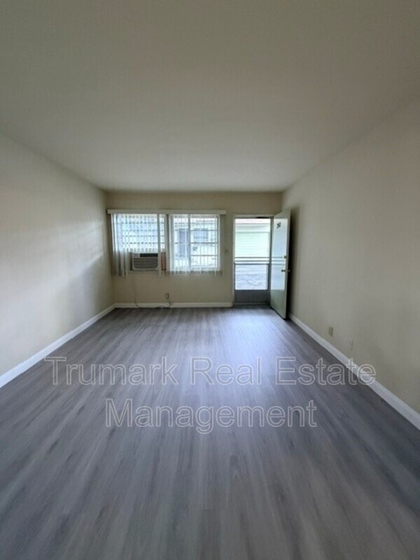 Montrose Condo: 2511.5 Montrose Ave